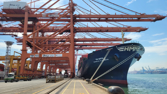 5000TEU급 컨테이너선 'HMM 플래티넘(Platinum)호'가 부산신항 HPNT에서 국내 수출기업들의 화물을 싣고 있다. <HMM 제공>